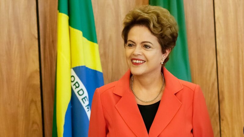 Sem Lula, Dilma viaja à China e assume cargo de presidente do banco dos Brics