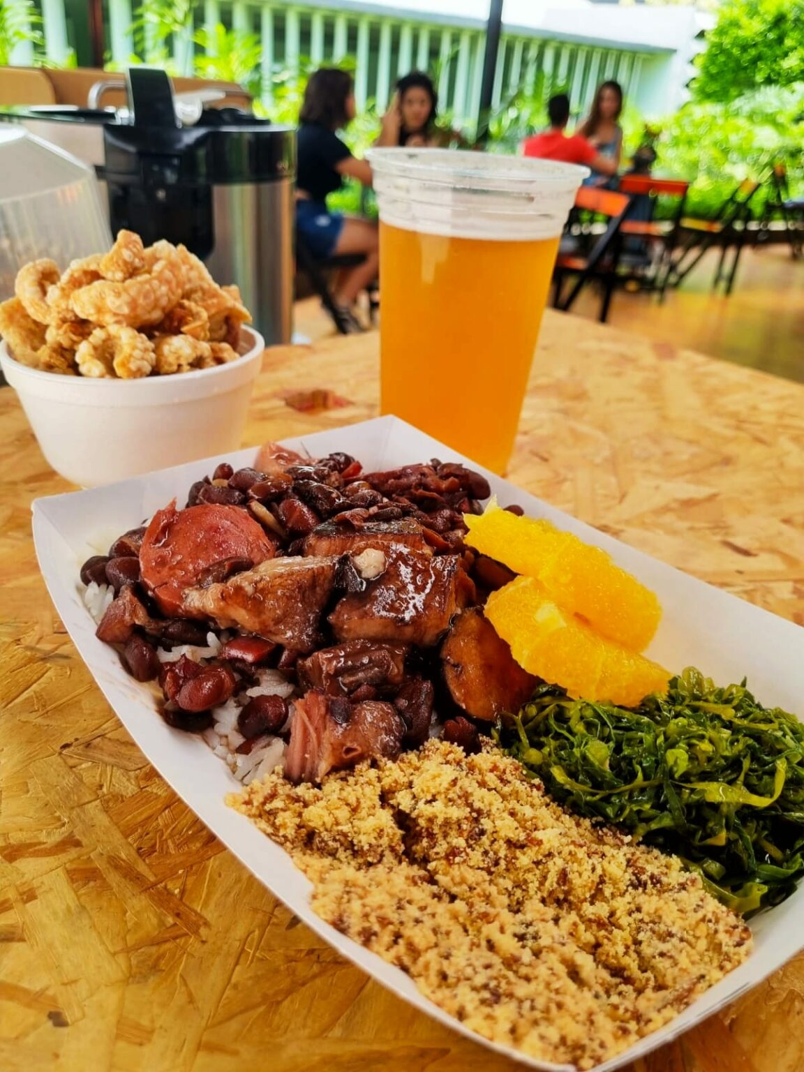 Samba, feijoada e cerveja gelada todo sábado!