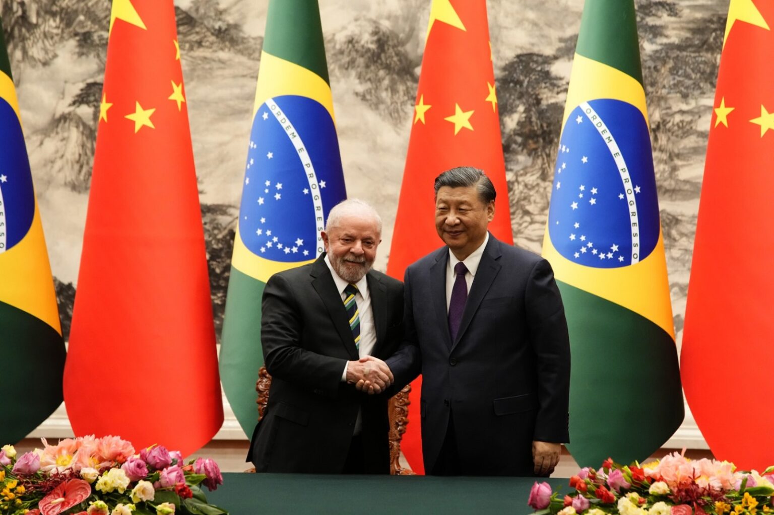 Presidente Lula fala em autonomia e diz que ninguém proibirá que Brasil aprimore relações com a China