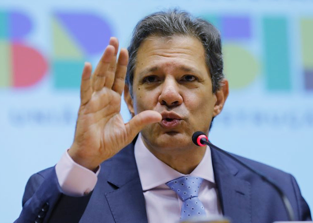 Fernando Haddad liga para senadores e obtém vitória do governo em MP sobre tributação de multinacionais