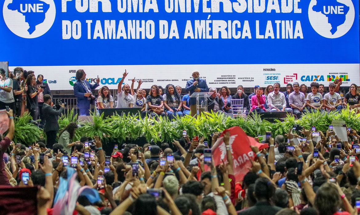 Presidente Lula participa de congresso da UNE e promete mais universidades