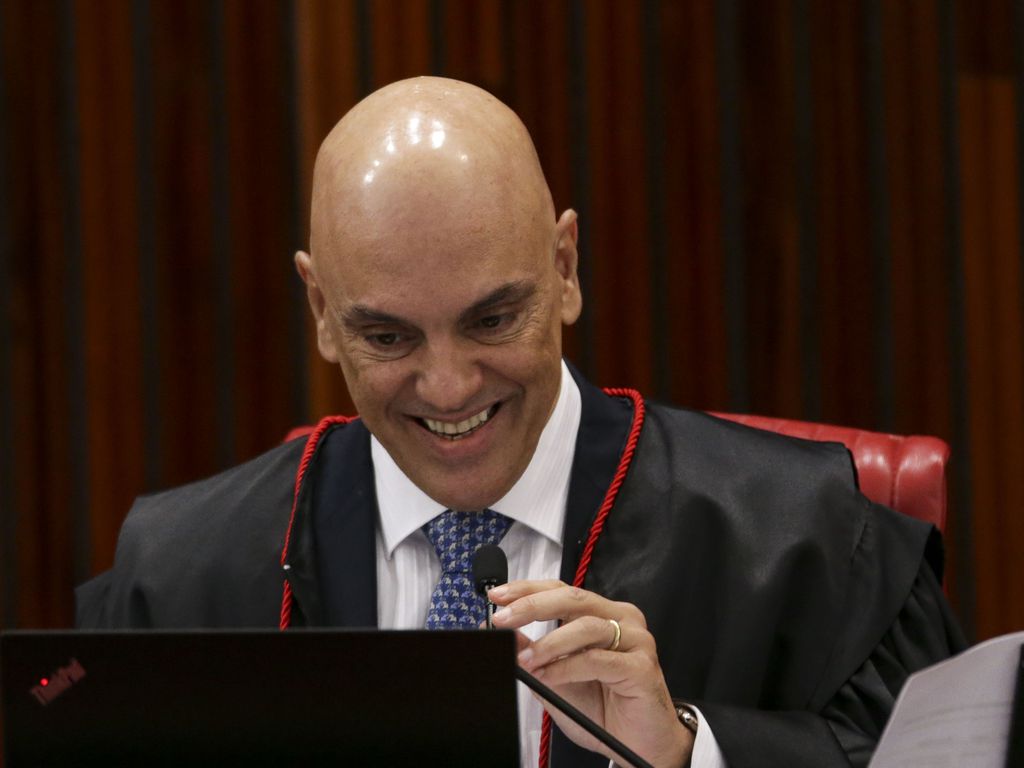 Alexandre de Moraes celebra 1,2 mil réus e 133 audiências 6 meses após 8/1: ‘Democracia inabalada’