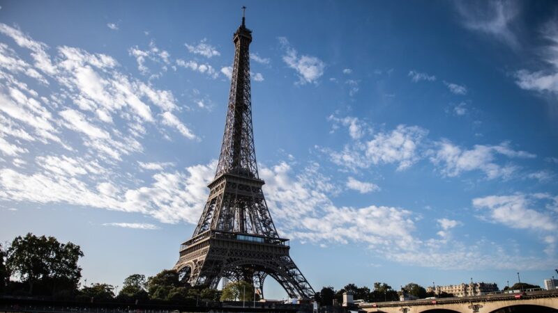 Torre Eiffel é esvaziada em Paris após alerta de bomba