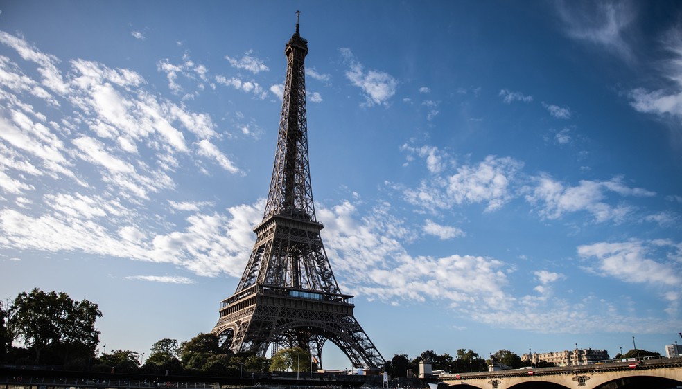 Torre Eiffel é esvaziada em Paris após alerta de bomba