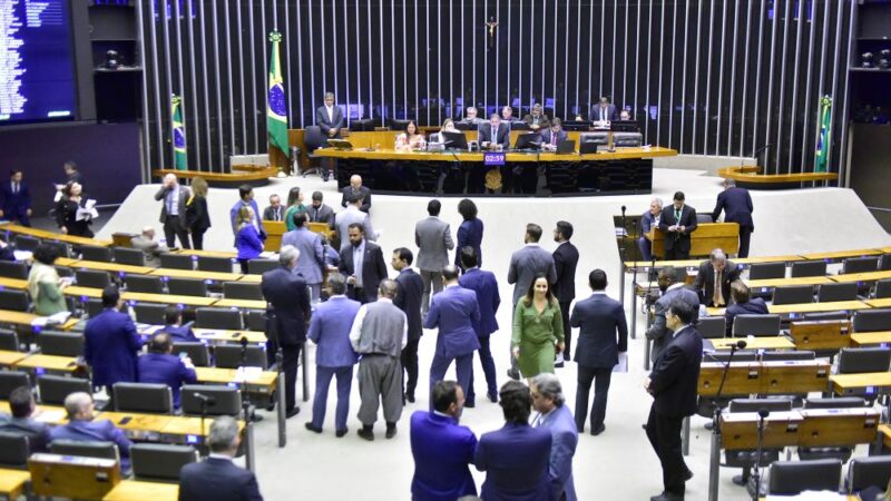 Câmara aprova texto-base de reforma eleitoral que afrouxa legislação