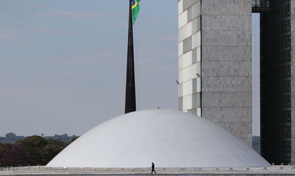 Comissão do Senado aprova projeto que prorroga desoneração da folha para 17 setores