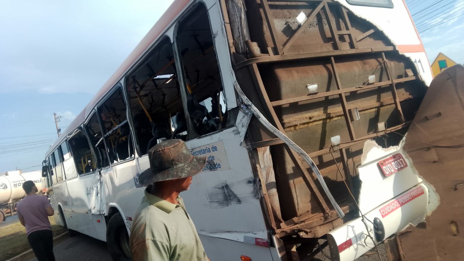 Trem de carga colide com ônibus na Estrutural