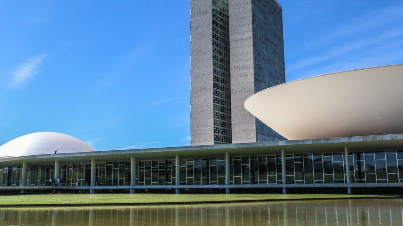 Câmara aprova urgência para projeto que derruba portaria sobre comércio aos domingos e feriados