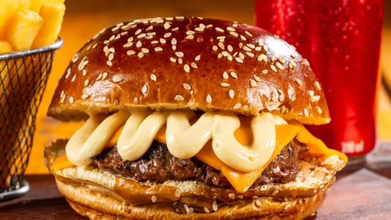 Hamburgueria vende 10 mil lanches a 10 reais nesta quarta (22)