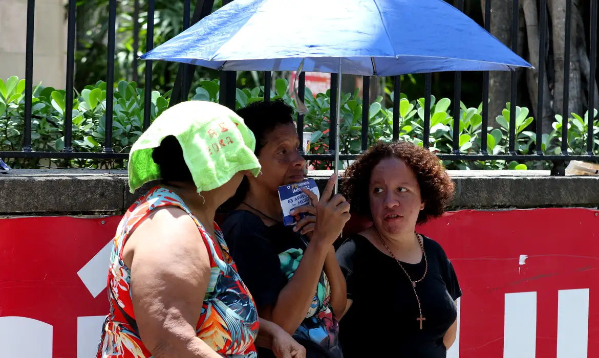 Calor deve continuar em todo o país ao menos até quarta-feira (20)