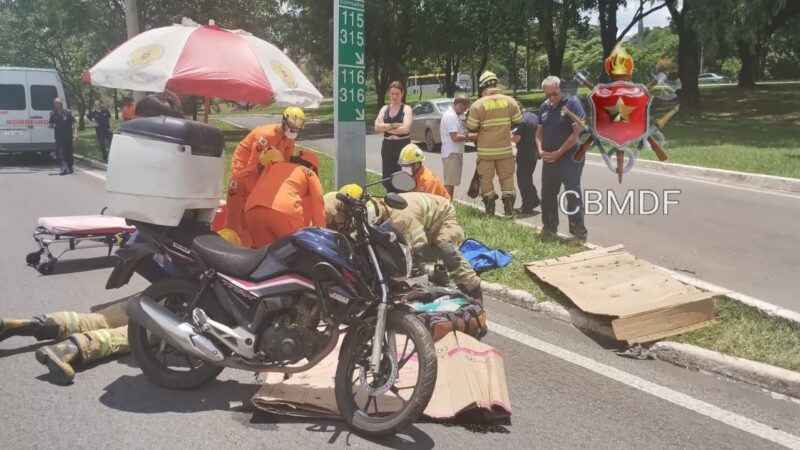 Motoqueiro fica em estado grave após colidir com carro