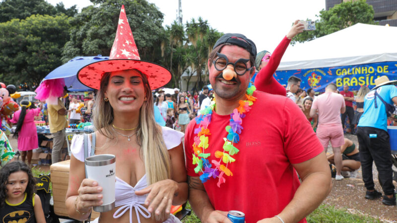 Folia de rua de Brasília começou com desfiles do Galinho e da Aruc