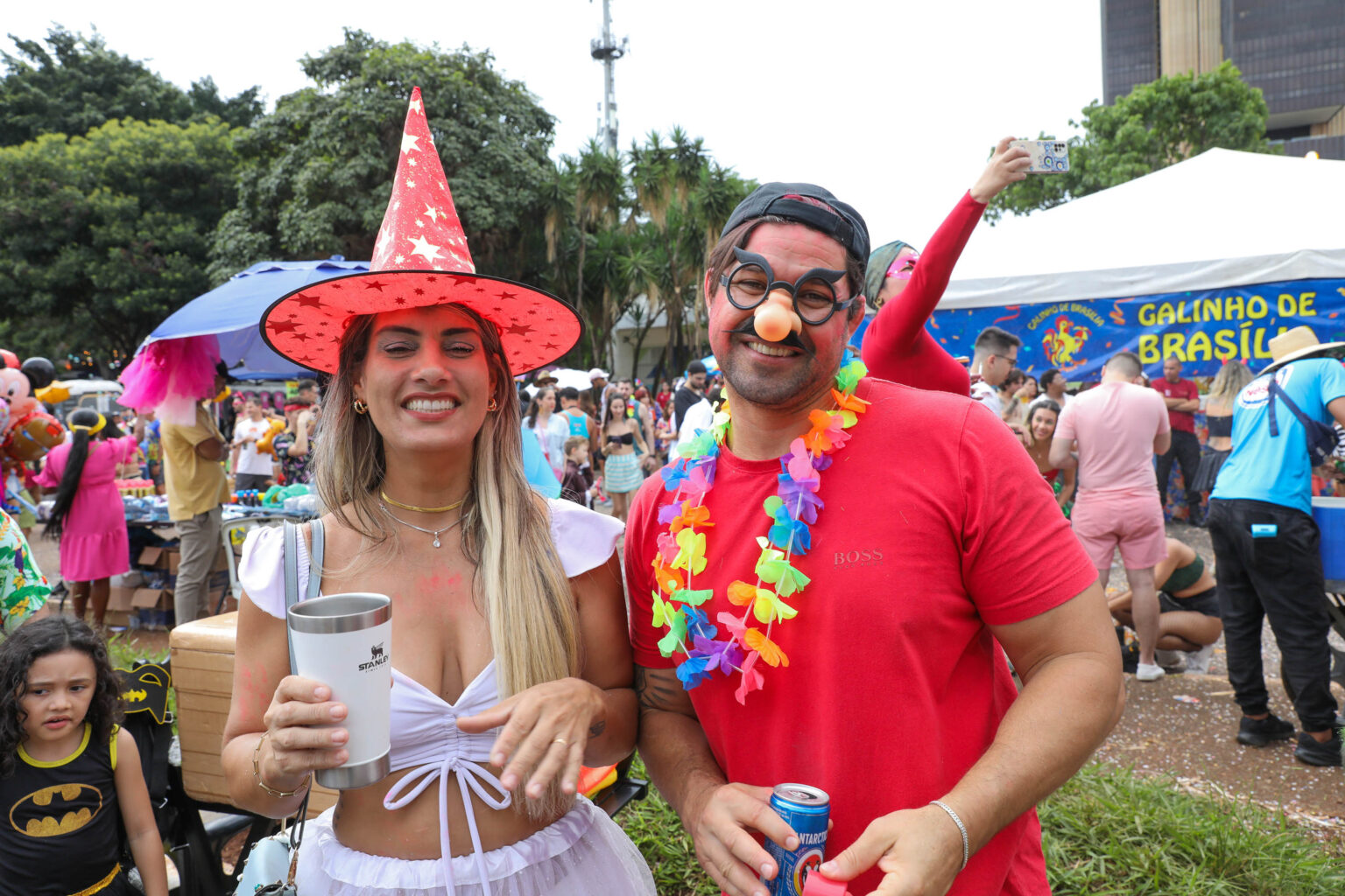 Folia de rua de Brasília começou com desfiles do Galinho e da Aruc