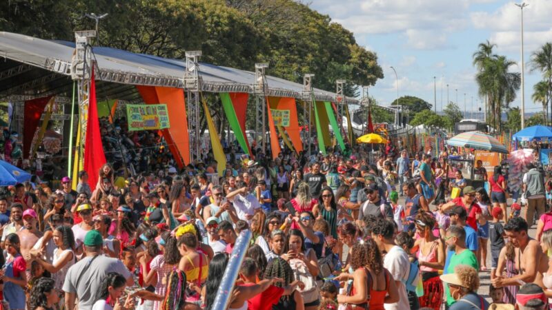 Último dia do Carnaval reúne foliões em blocos no Plano e em Taguatinga