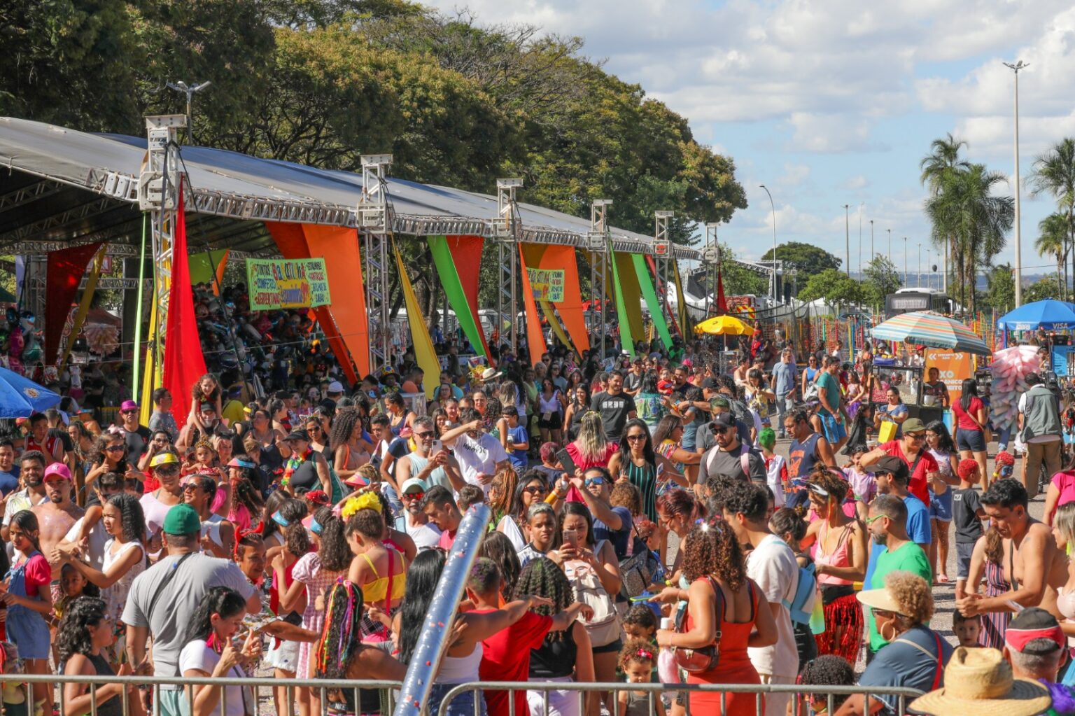 Último dia do Carnaval reúne foliões em blocos no Plano e em Taguatinga