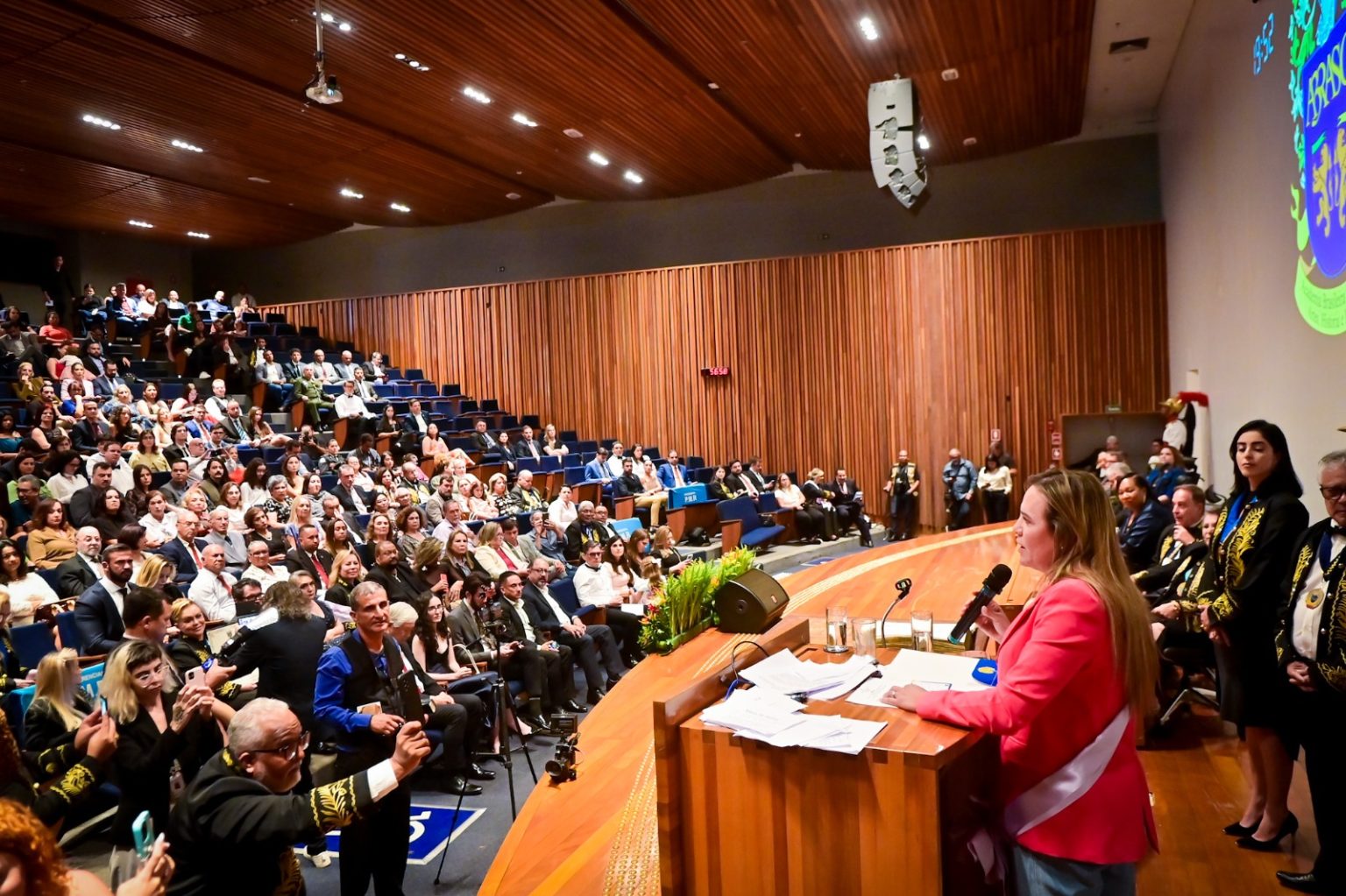 Vice-governadora Celina Leão recebe Comenda do Mérito Feminino