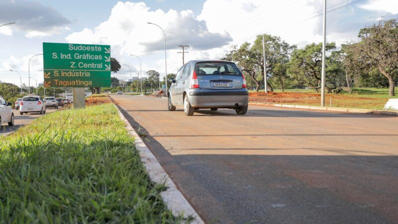 Vias são liberadas após troca de tubulação de esgoto que cedeu no Setor Policial