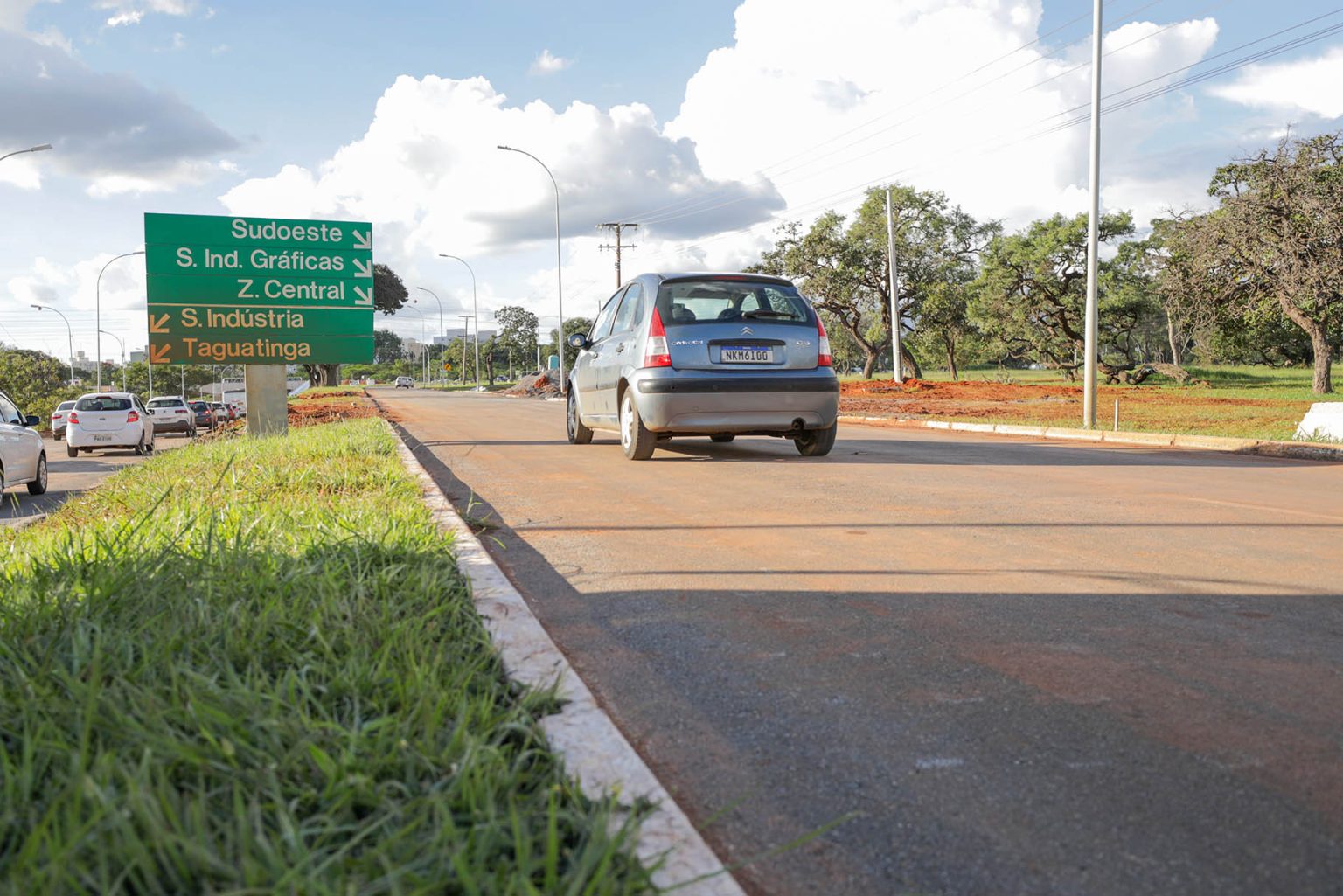 Vias são liberadas após troca de tubulação de esgoto que cedeu no Setor Policial