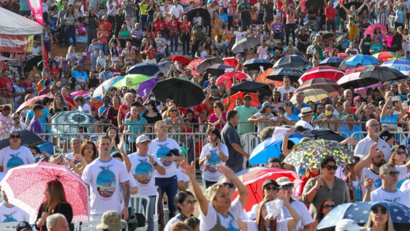 Festa de Pentecostes emociona multidão de fiéis no Taguaparque