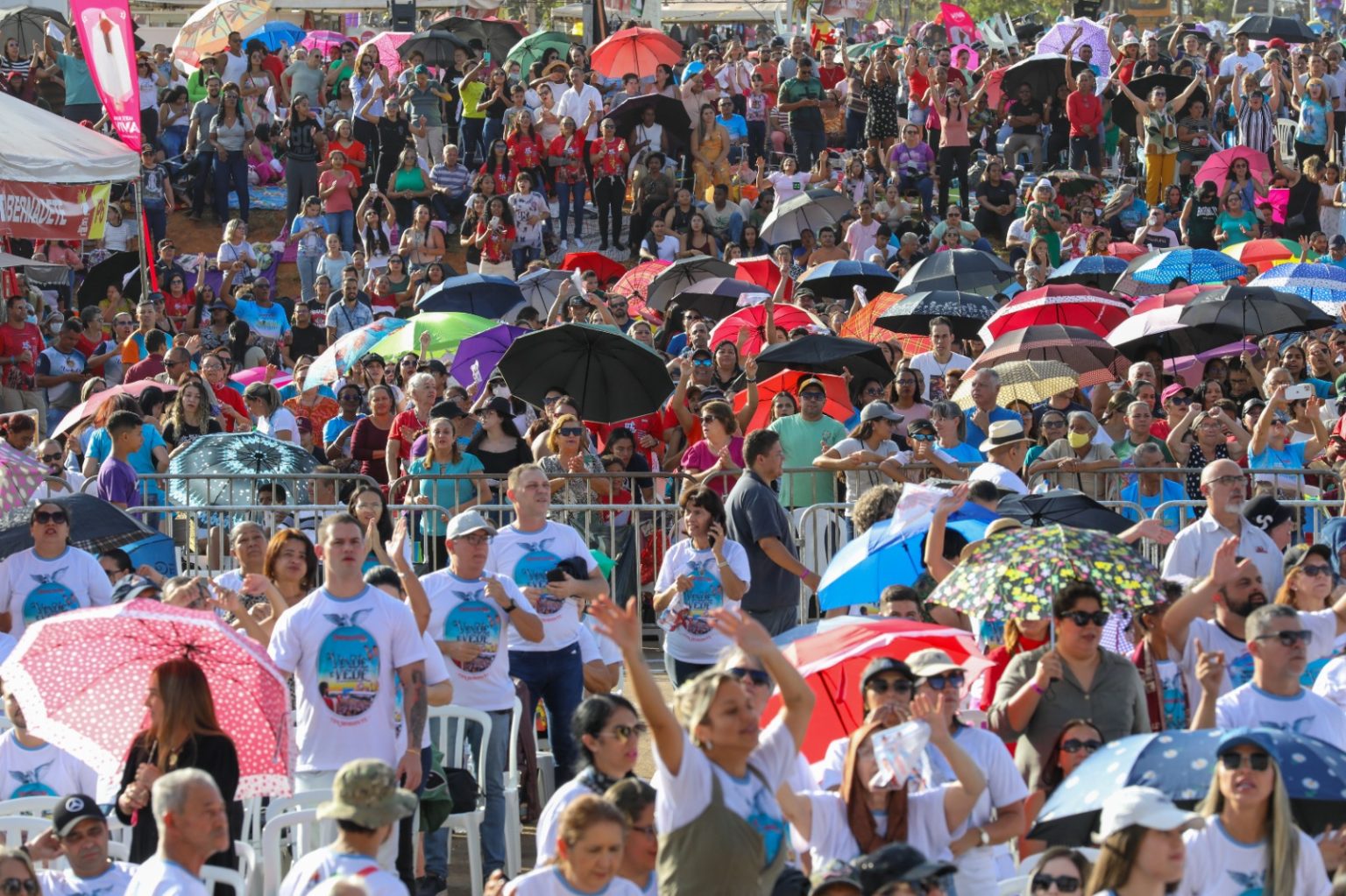 Festa de Pentecostes emociona multidão de fiéis no Taguaparque