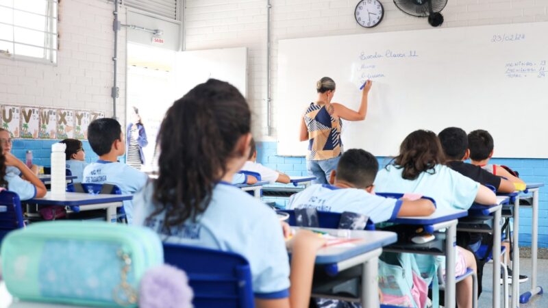 Mudança na LDO 2024 permite nomeação de 3 mil servidores da Educação