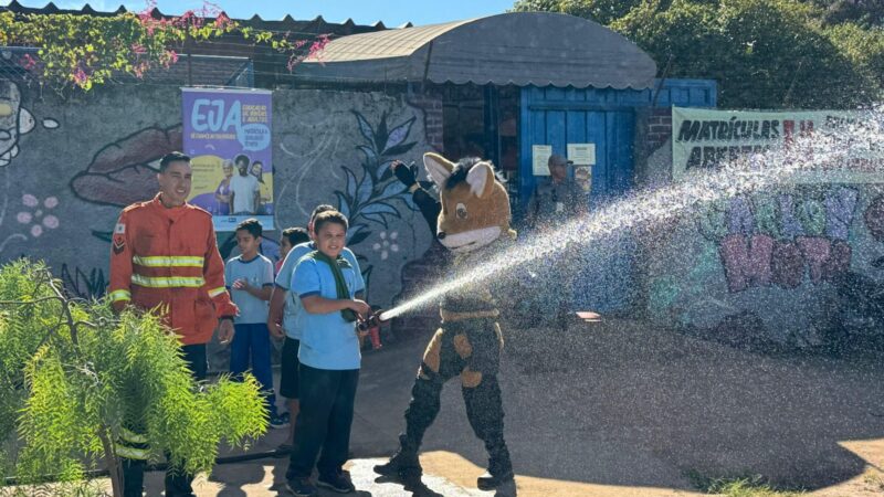 Estudantes participam de blitz educativa para prevenção de incêndios florestais