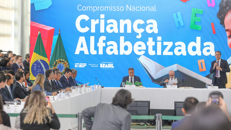 DF firma compromisso nacional de meta de alfabetização até 2030