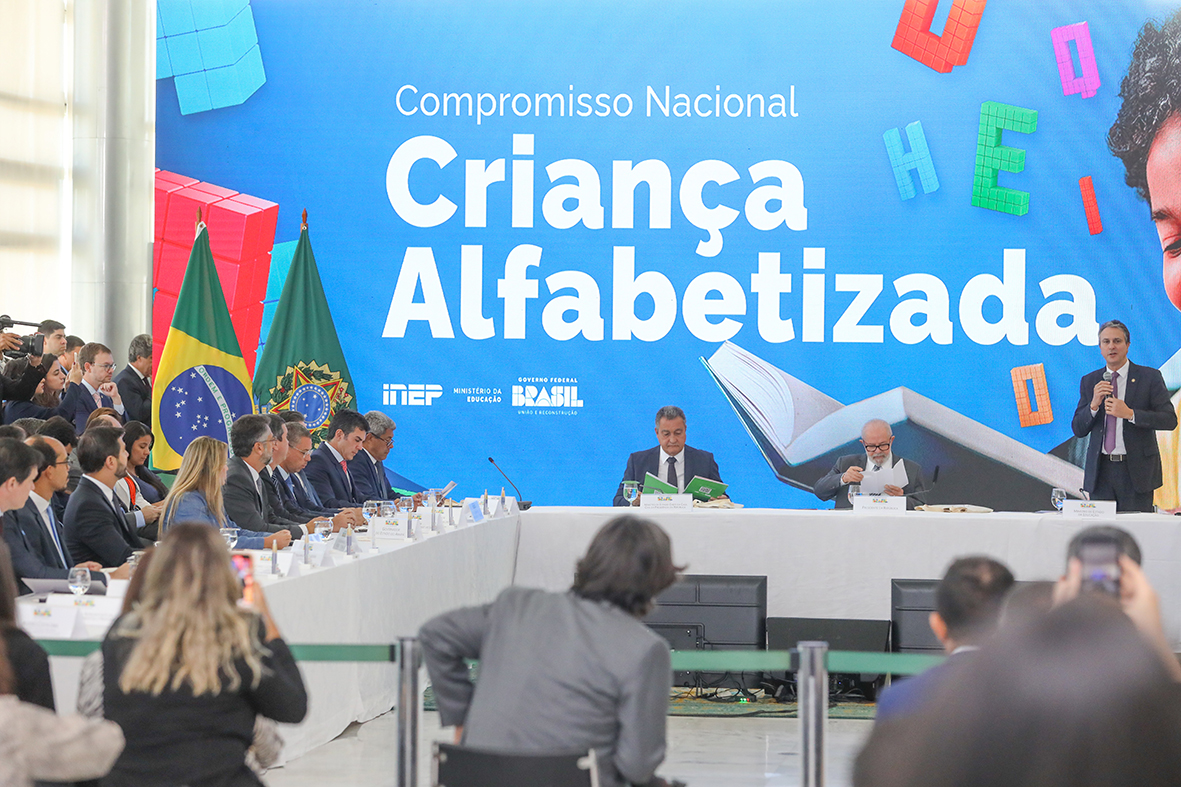 DF firma compromisso nacional de meta de alfabetização até 2030