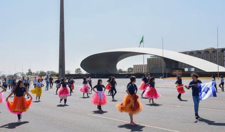 Estudantes participam de ensaio geral para o desfile de 7 de Setembro