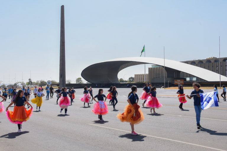 Estudantes participam de ensaio geral para o desfile de 7 de Setembro