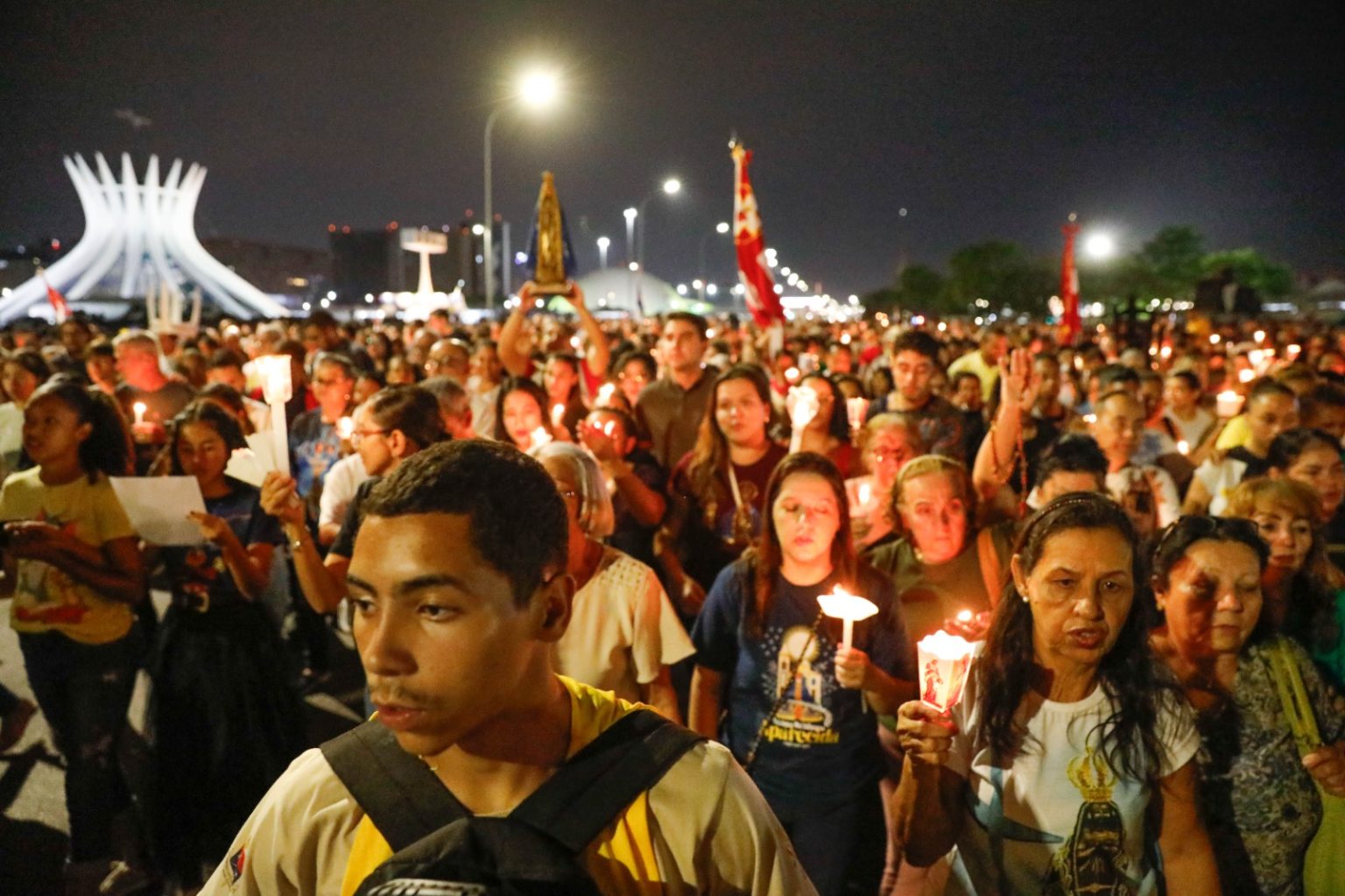 Festa de Nossa Senhora Aparecida, padroeira de Brasília, reúne centenas na Esplanada dos Ministérios