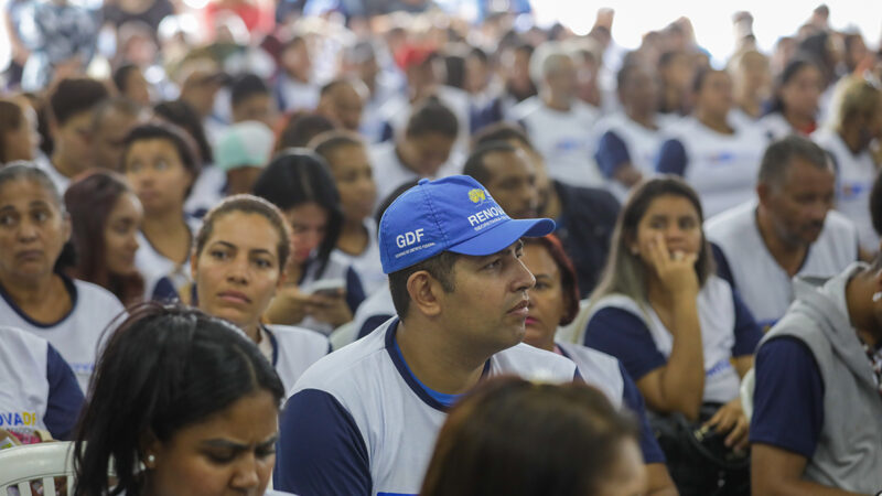 Trezentos alunos do RenovaDF iniciam estágio remunerado em empresas da construção civil