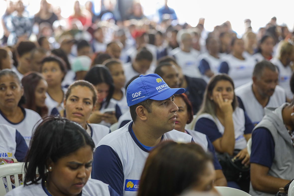 Trezentos alunos do RenovaDF iniciam estágio remunerado em empresas da construção civil