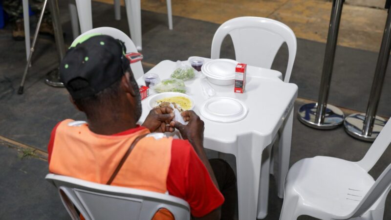 Pessoas em situação de rua já receberam 900 mil refeições nos restaurantes comunitários este ano