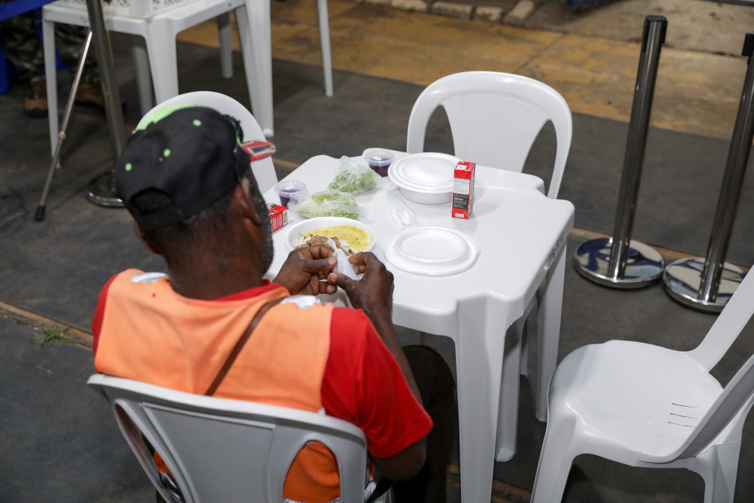 Pessoas em situação de rua já receberam 900 mil refeições nos restaurantes comunitários este ano