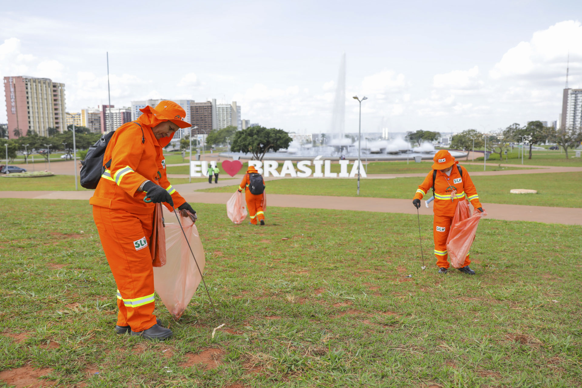Dia do Gari convida população a refletir sobre hábitos de consumo e descarte de lixo