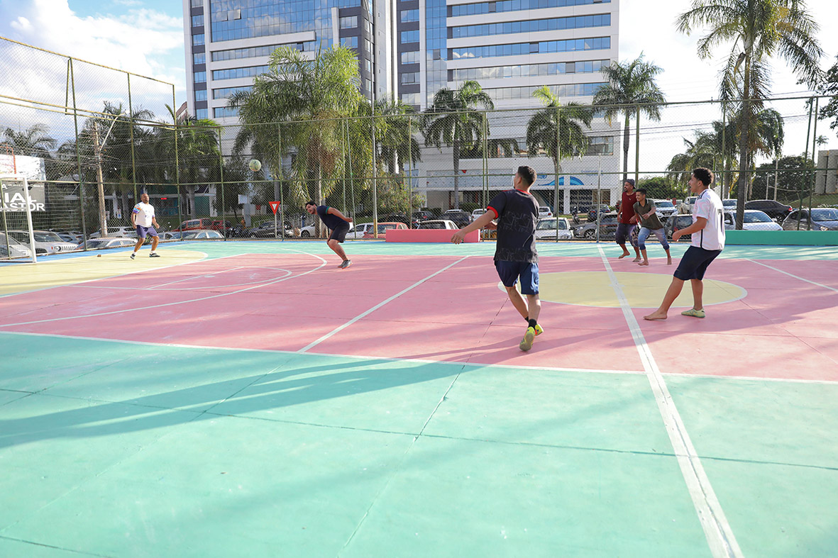 Mais de 40 parquinhos infantis e 14 quadras esportivas são reformados em Taguatinga
