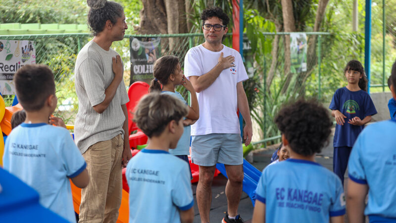 Projeto apoiado pelo FAC leva espetáculo teatral e oficina de musicalização para escolas públicas do DF