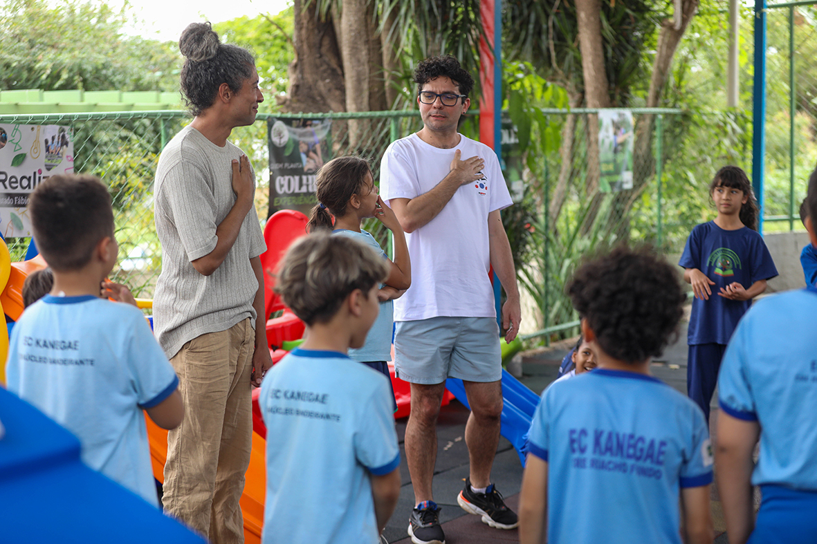 Projeto apoiado pelo FAC leva espetáculo teatral e oficina de musicalização para escolas públicas do DF
