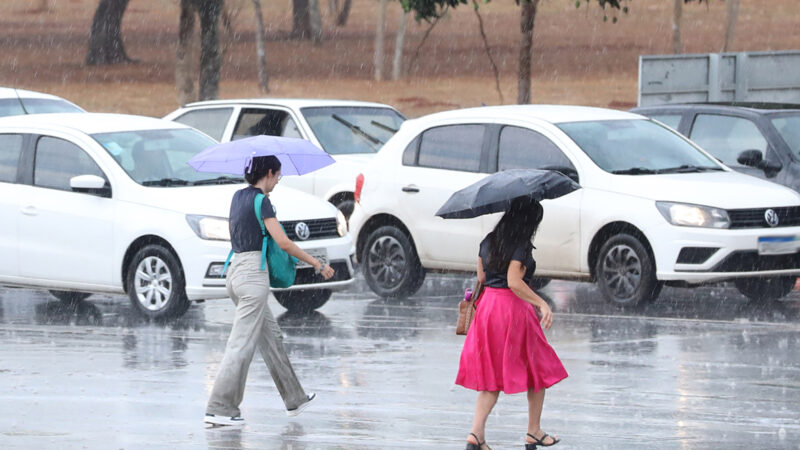 Previsão indica possibilidade de chuva durante a semana e alerta para ventos fortes no Distrito Federal