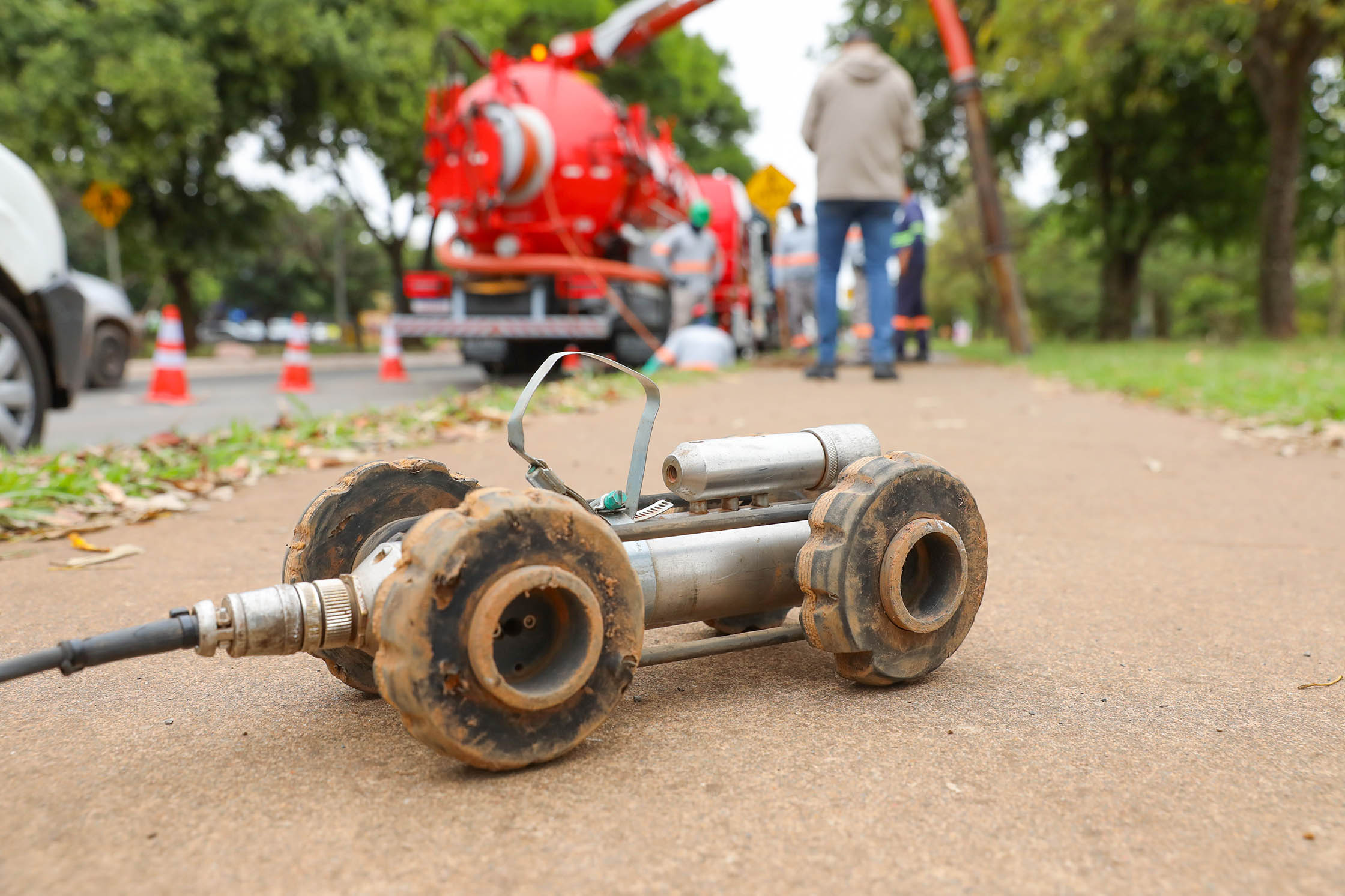 GDF usa tecnologia de ponta para desobstruir bocas de lobo e garantir o bom funcionamento de sistema de drenagem