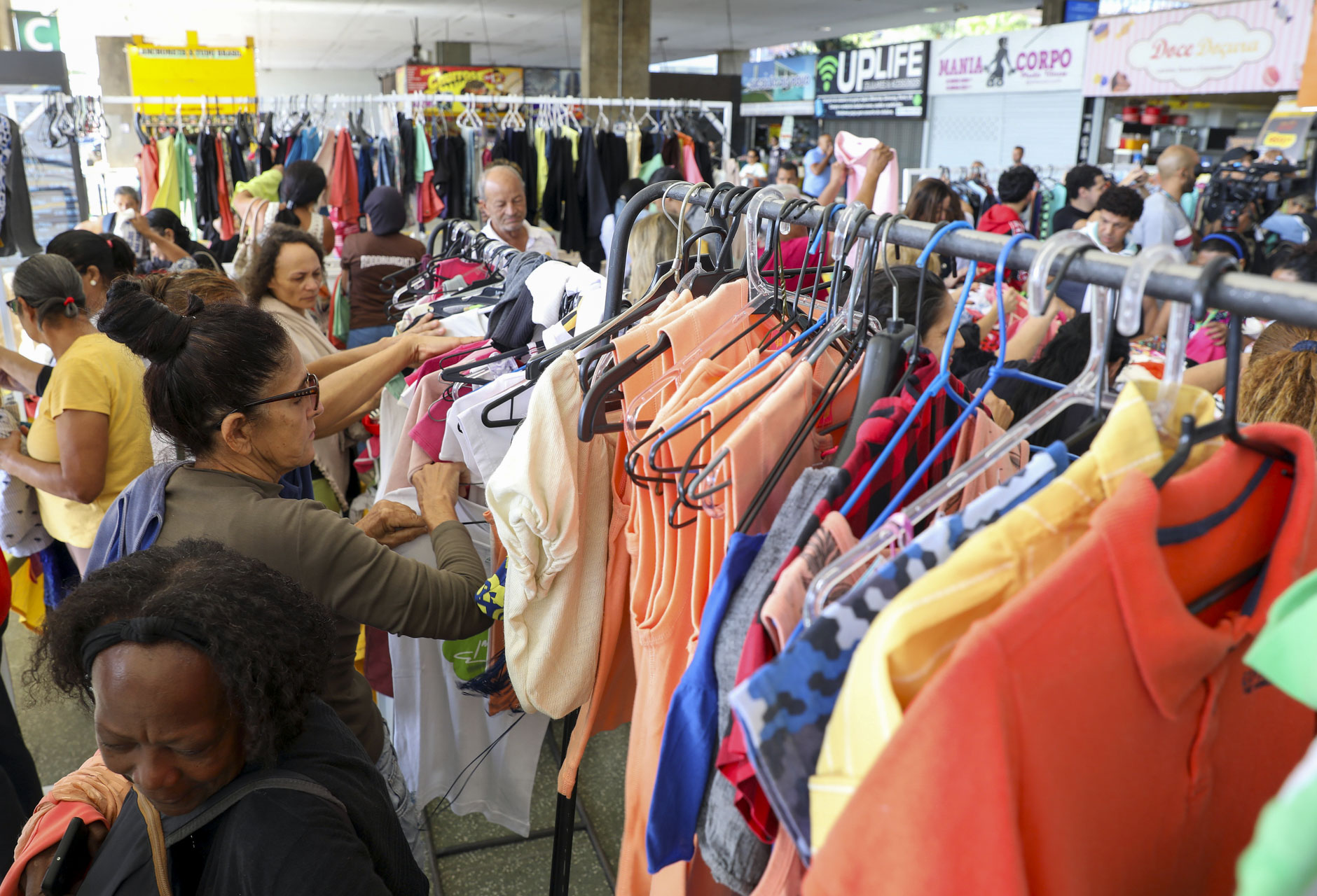 Edição de Natal do Varal Solidário movimenta a Rodoviária do Plano Piloto com 10 mil peças gratuitas