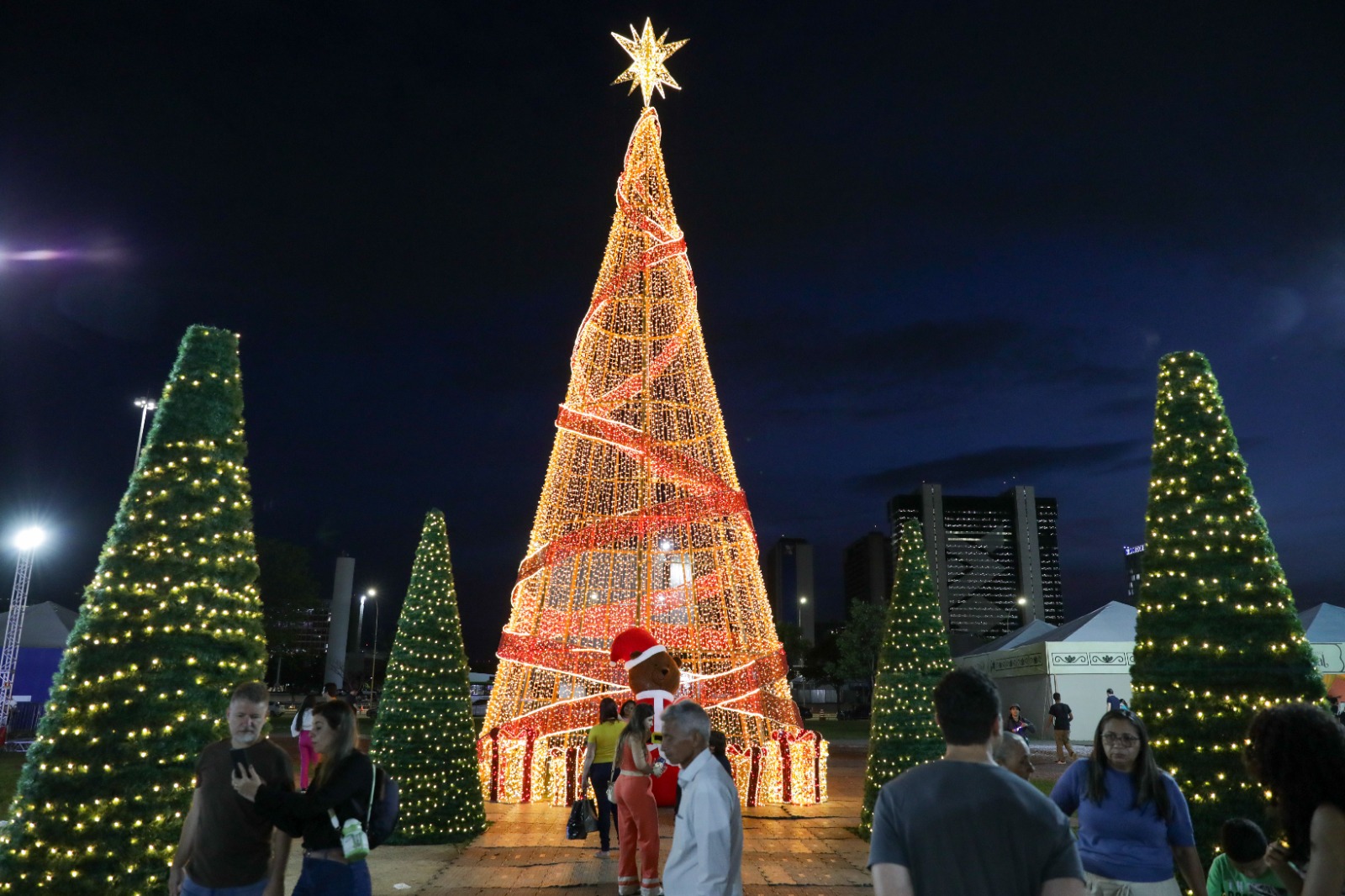 Nosso Natal 2025 ilumina Esplanada dos Ministérios e atrai famílias com espetáculos gratuitos