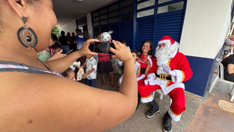 Chegada do Papai Noel reúne cerca de mil pessoas em Ceilândia