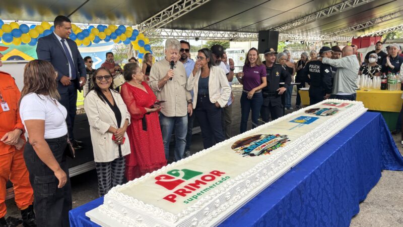 Ceilândia celebra 55 anos com corte de bolo na Praça do Trabalhador