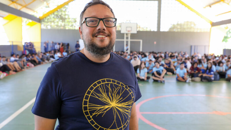 Selecionado para participar de programa na Suíça, professor de escola pública do DF é recepcionado com festa na volta