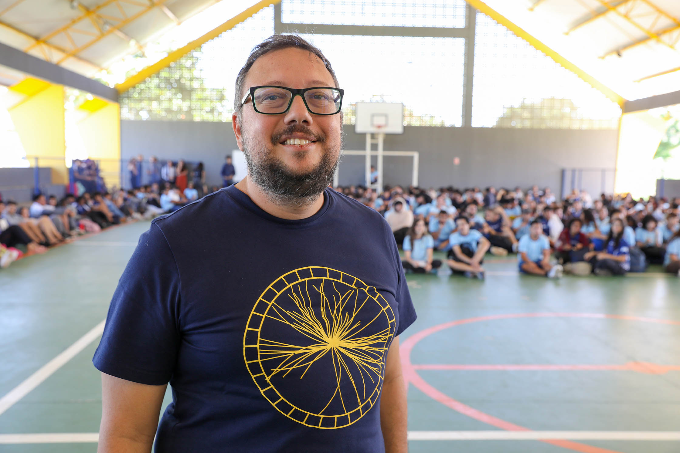 Selecionado para participar de programa na Suíça, professor de escola pública do DF é recepcionado com festa na volta