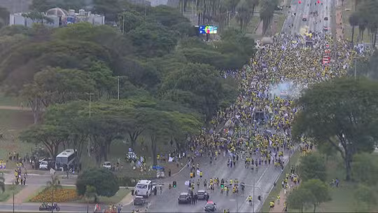 Apoiadores de Flávio Bolsonaro e Celina Leão fazem ato no centro de Brasília na véspera do 2º turno