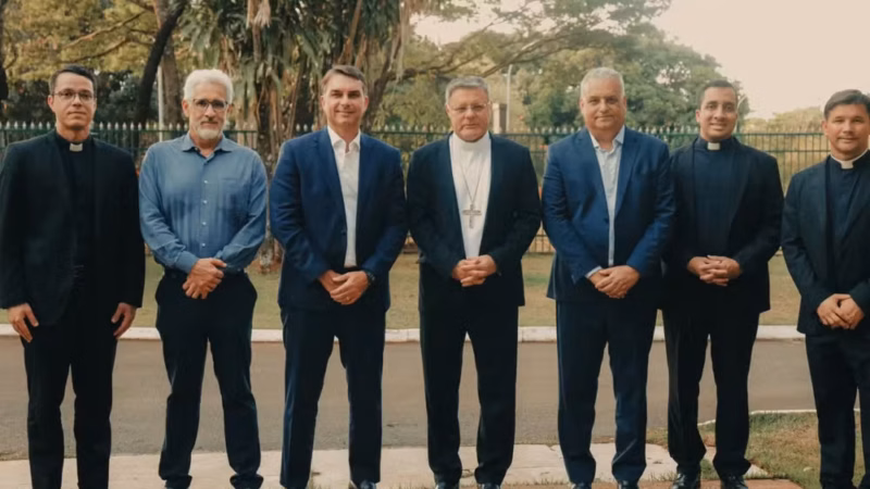 Flávio Bolsonaro visita arcebispo de Brasília e recebe imagem de Nossa Senhora