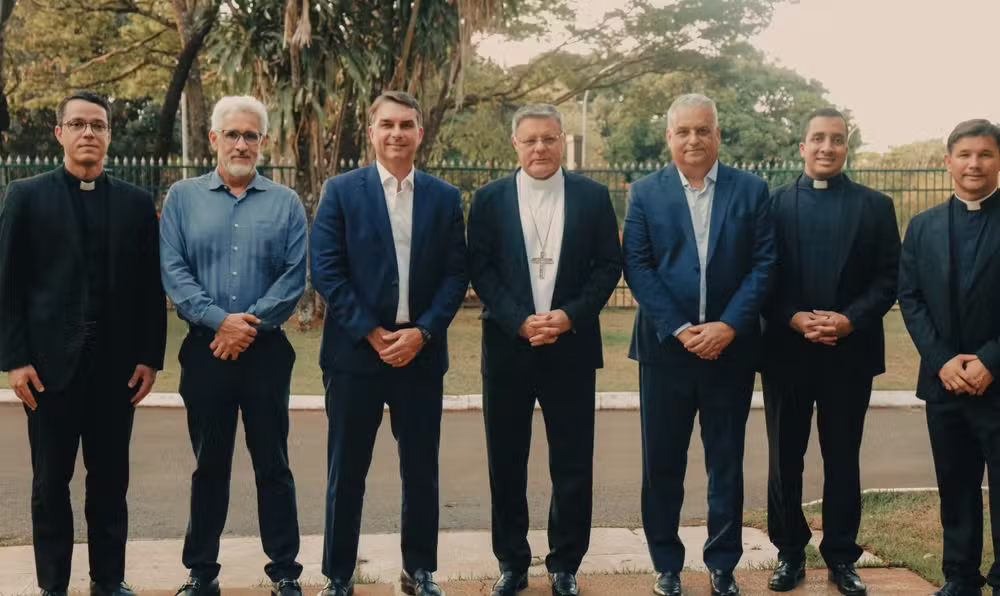 Flávio Bolsonaro visita arcebispo de Brasília e recebe imagem de Nossa Senhora